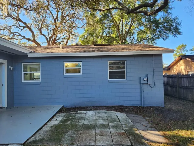 a view of a backyard