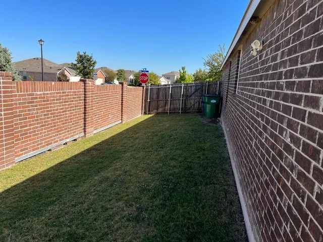 a view of a backyard