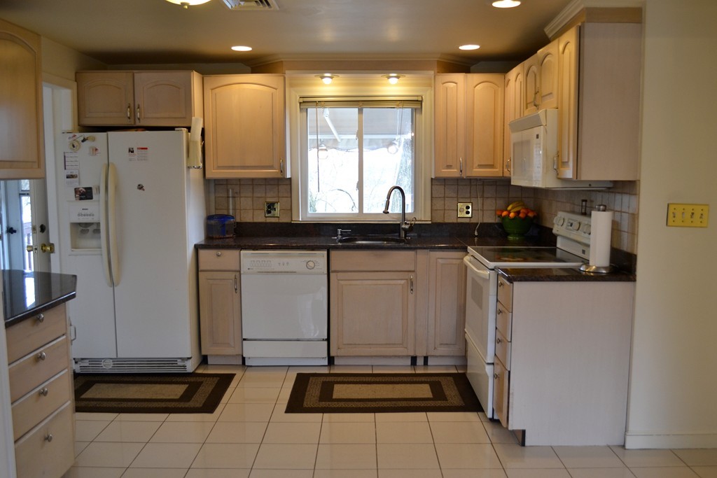 27 Parkview Road Waltham, MA 02452 - Photo 6 of 26 Gallery Image 6