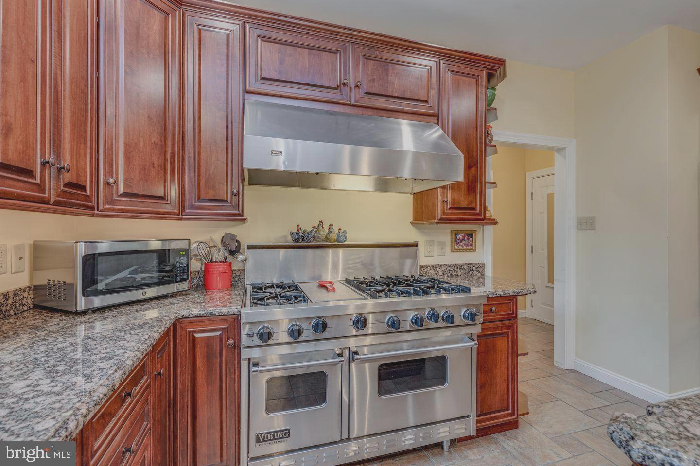 4 Bennington Drive Medford, NJ 08055 - Photo 9 of 44 8 burner Viking Stove