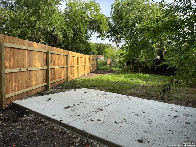 $1,050 | 1927 West Mayfield Boulevard, Unit 1, San Antonio, TX 78211