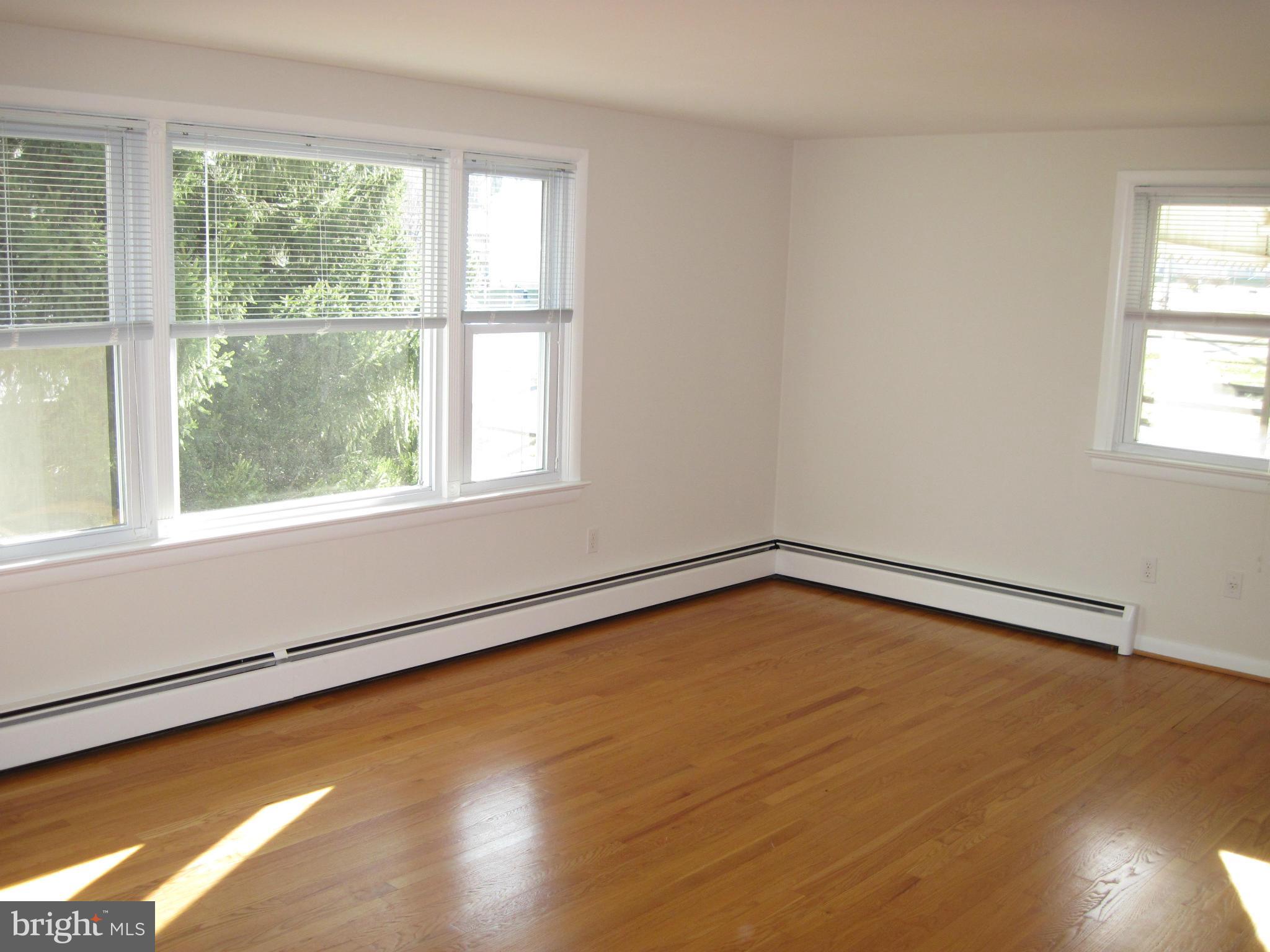 1726 Middleborough Road Baltimore, MD 21221 - Photo 3 of 30 Living Room