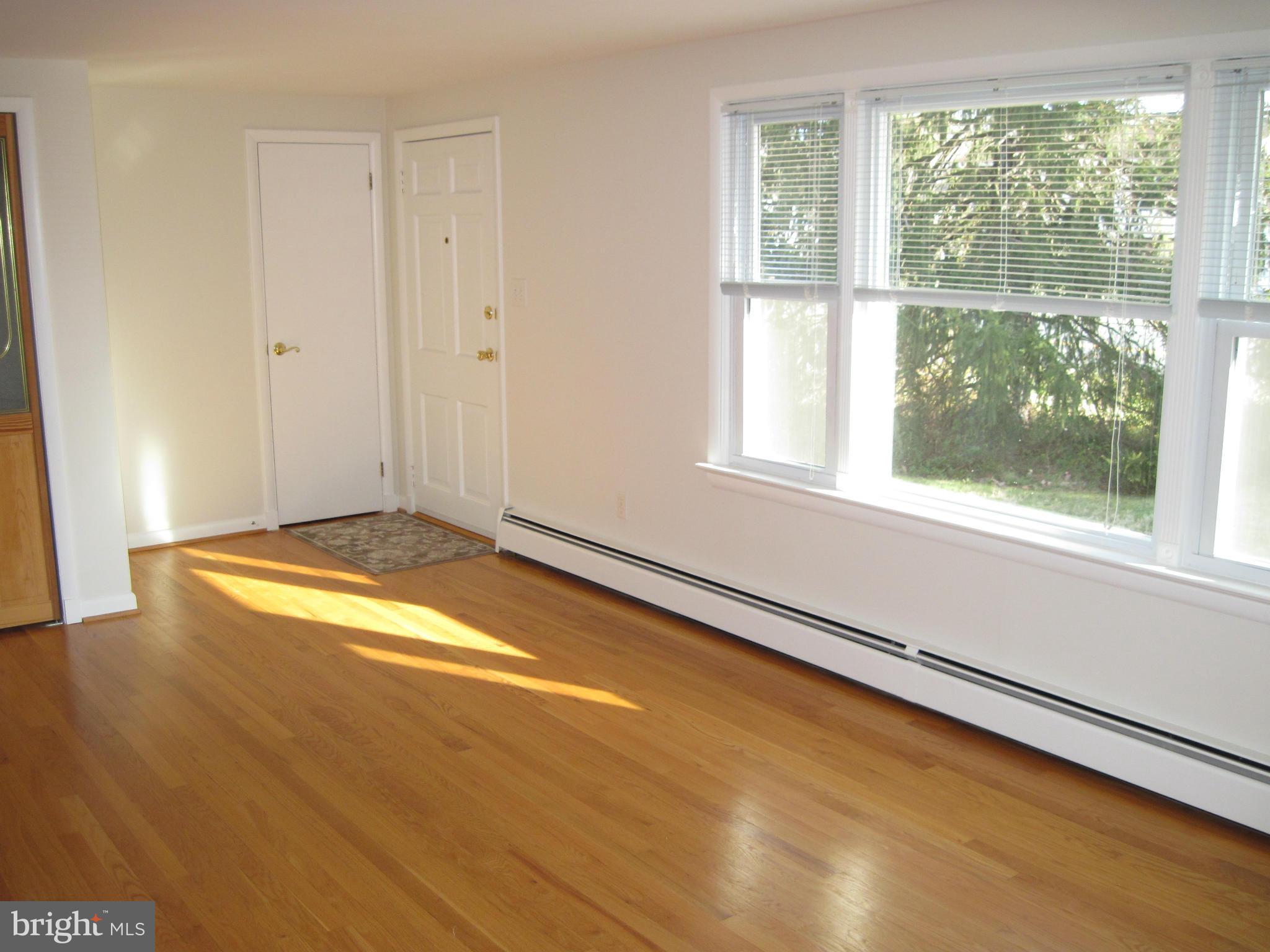 1726 Middleborough Road Baltimore, MD 21221 - Photo 4 of 30 Living Room