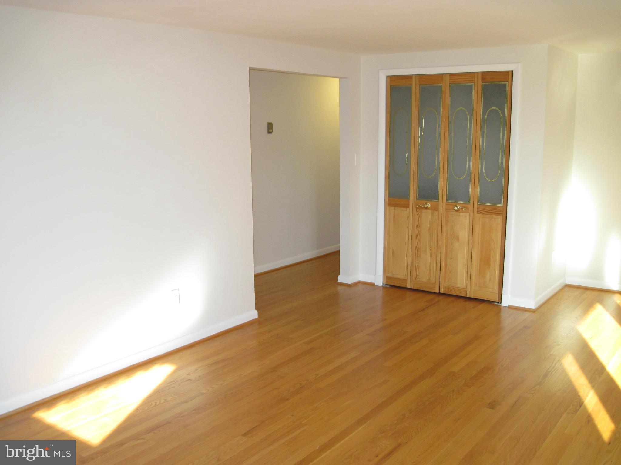 1726 Middleborough Road Baltimore, MD 21221 - Photo 5 of 30 Living Room