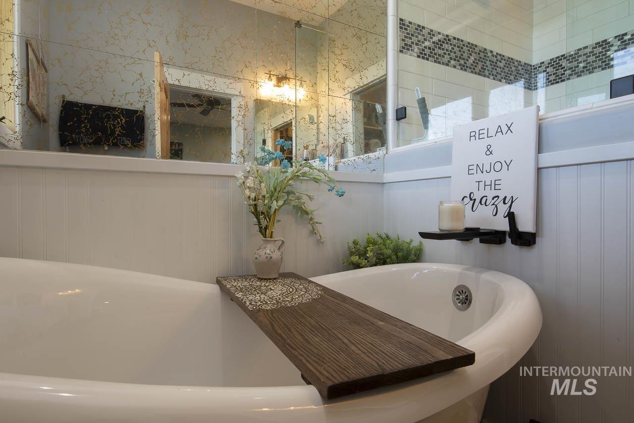 415 North Locust Grove Road Kuna, ID 83634 - Photo 30 of 49 Bathroom featuring a soaking tub