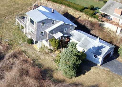 69 Conanicut Road Narragansett, RI 02882 - Photo 5 of 8 Yard/Garden.