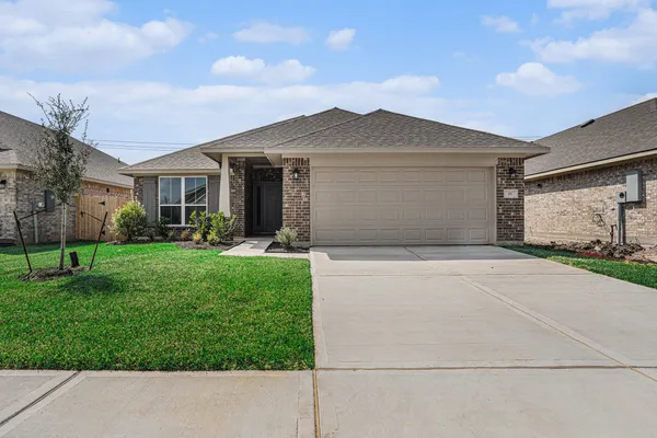 $253,900 | 33 Greenbriar Loop, Angleton, TX 77515