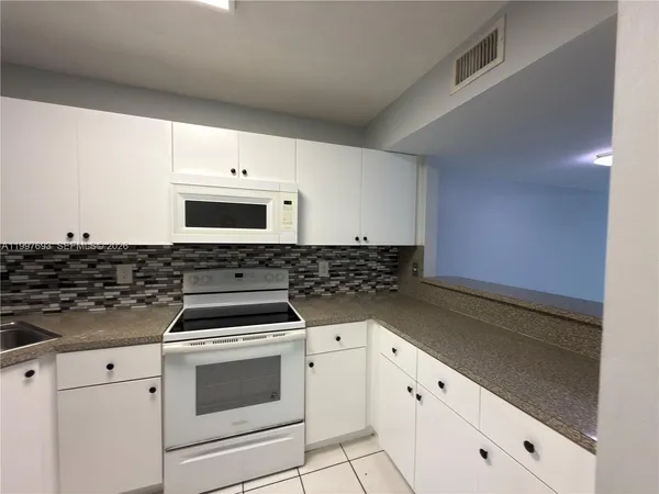 $2,300 | 2630 West 76th Street, Unit 201, Hialeah, FL 33016