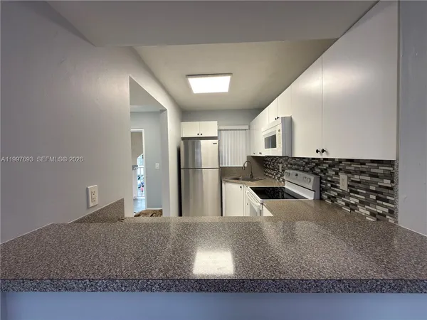 $2,300 | 2630 West 76th Street, Unit 201, Hialeah, FL 33016