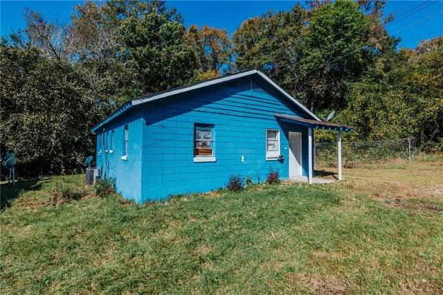 a view of front of a house with a small yard