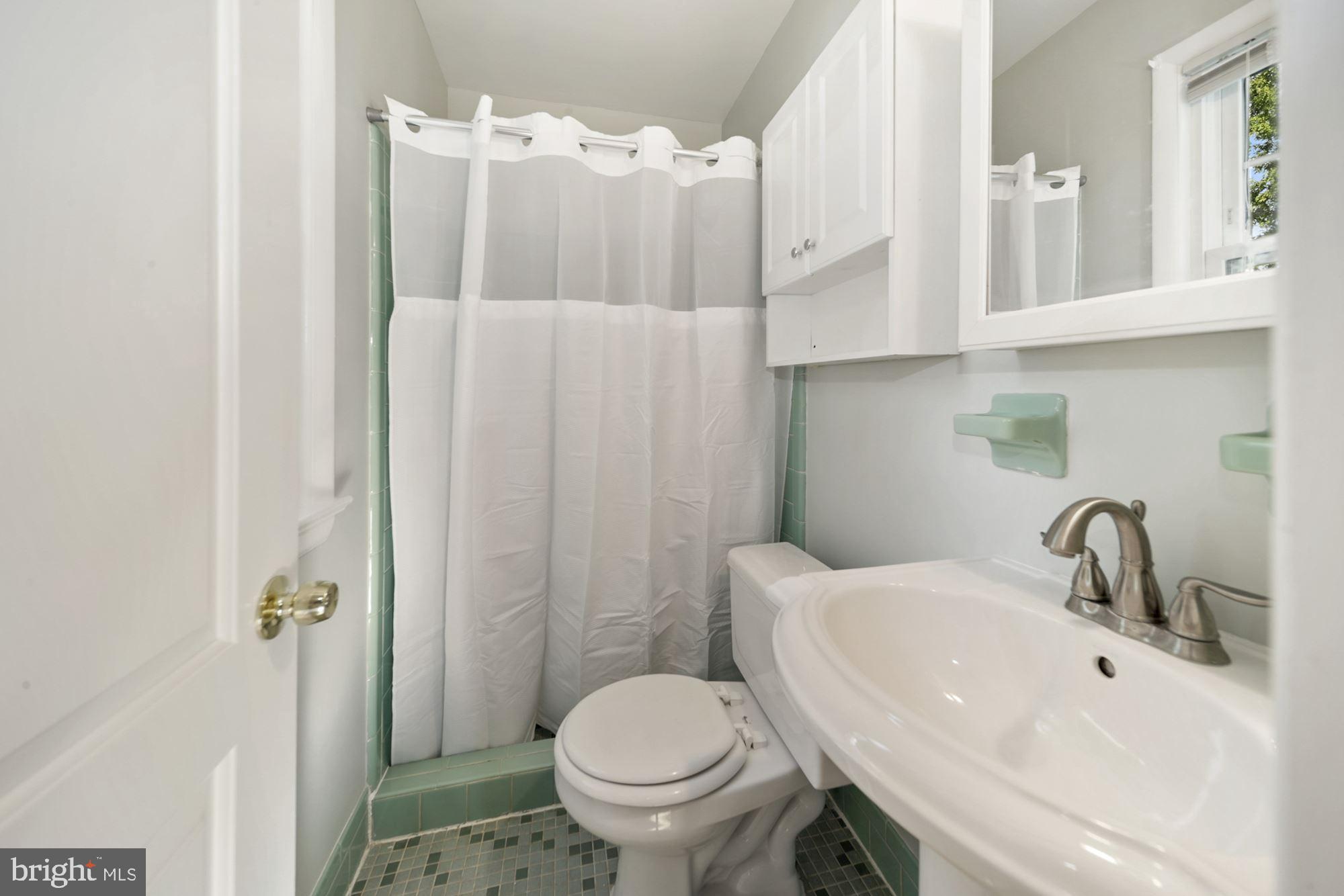 13124 Fernedge Road Silver Spring, MD 20906 - Photo 19 of 31 Primary Bedroom Bathroom.