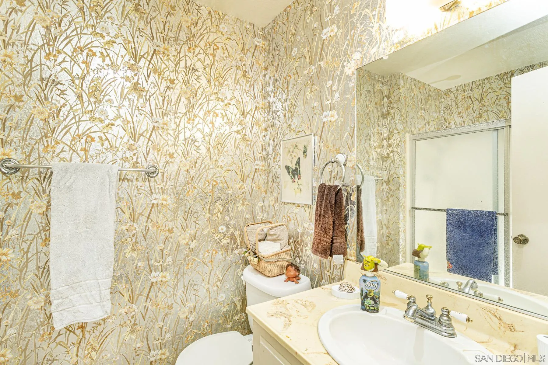 3433 Fairlomas Road National City, CA 91950 - Photo 15 of 43 a bathroom with a sink and a mirror
