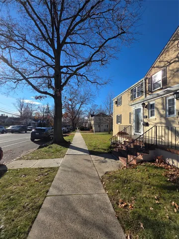 $425,000 | 223-17 69th Avenue, Unit A | Oakland Gardens