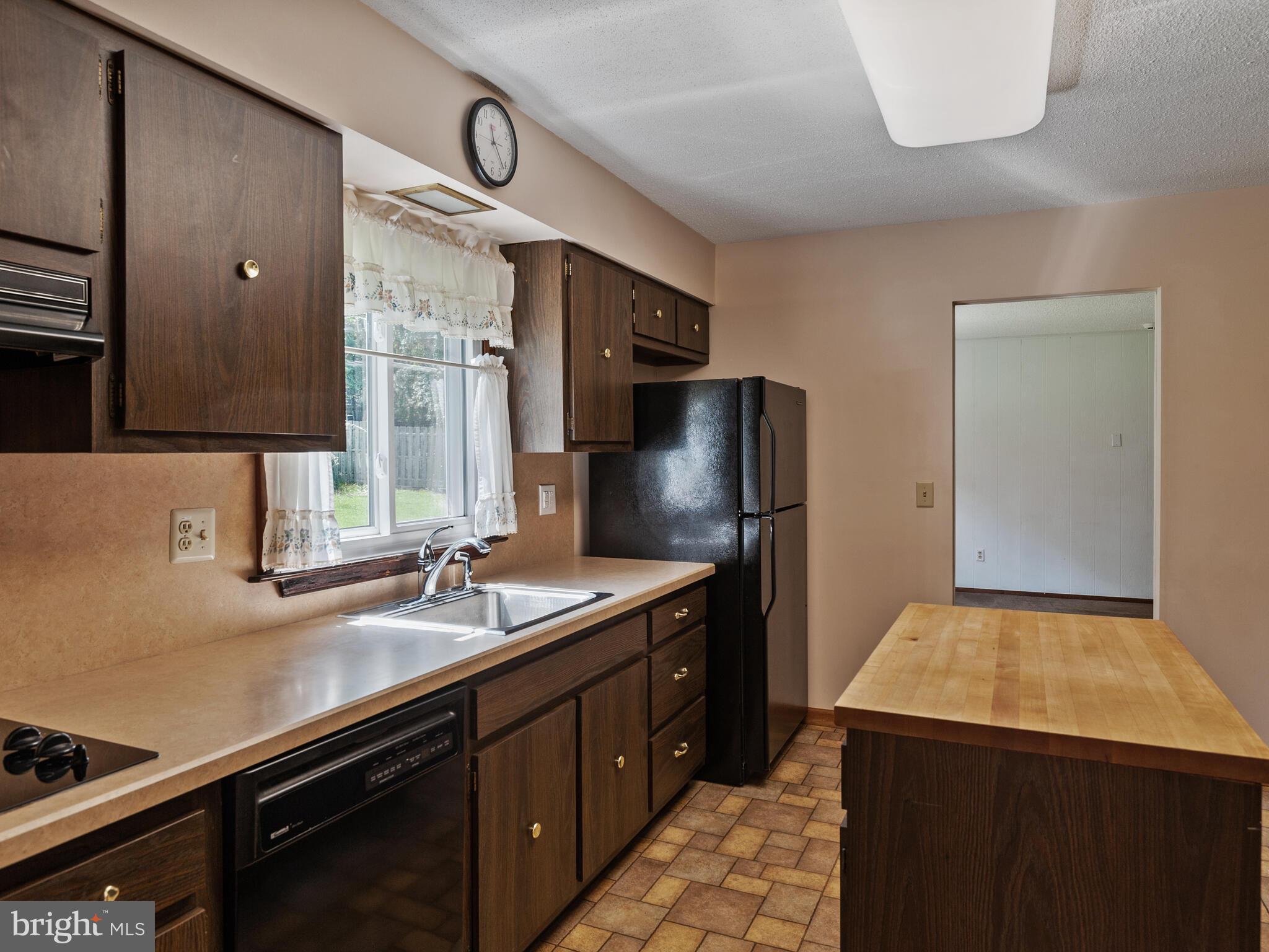 21 Forest Lane Ewing, NJ 08628 - Photo 6 of 23 Spacious eat-in kitchen