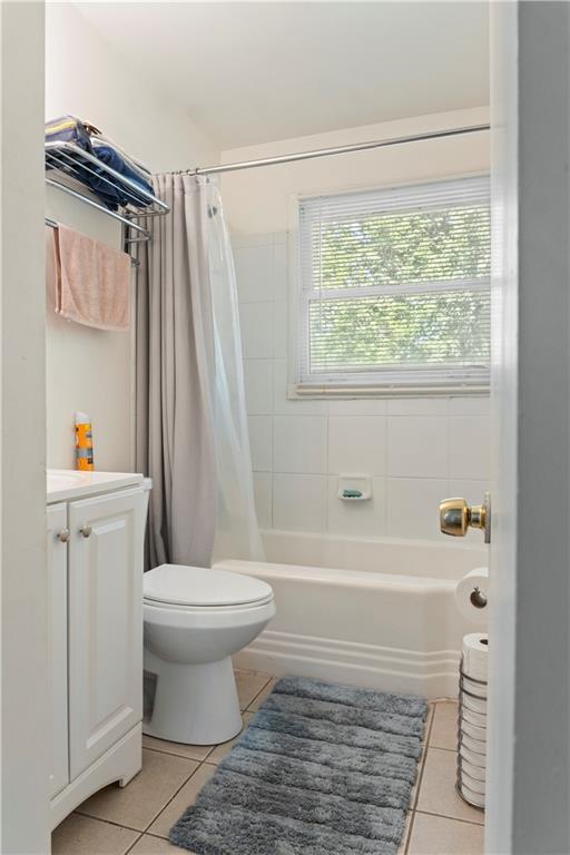 381 Lincoln Street Southwest Atlanta, GA 30315 - Photo 13 of 20 a bathroom with a sink a toilet and a bathtub