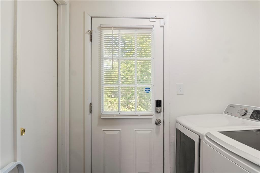 381 Lincoln Street Southwest Atlanta, GA 30315 - Photo 17 of 20 a utility room with dryer and washer