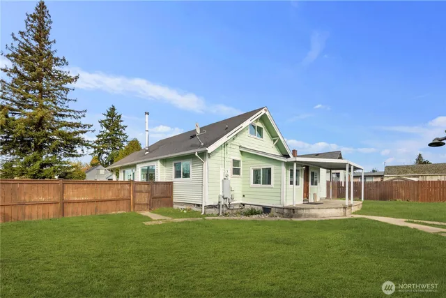 a view of a house with a backyard