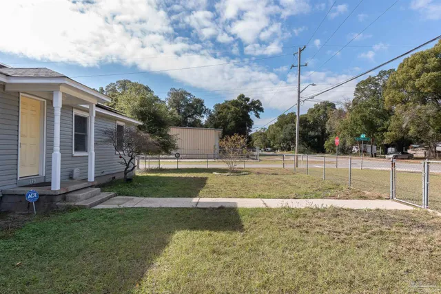 a view of a backyard