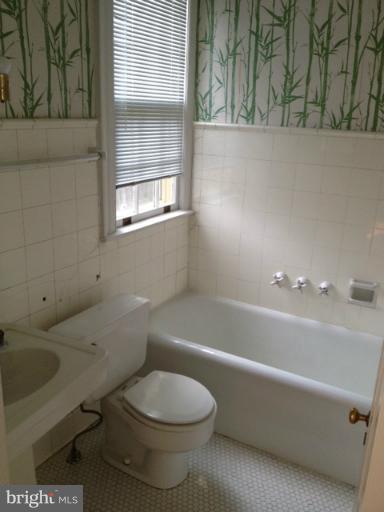 3214 Woodley Road Northwest Washington, DC 20008 - Photo 17 of 22 Bath (Master)