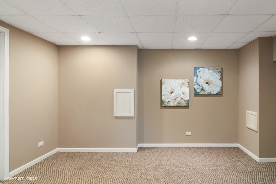 3090 Whitney Road Aurora, IL 60502 - Photo 22 of 24 an empty room with painting on the wall