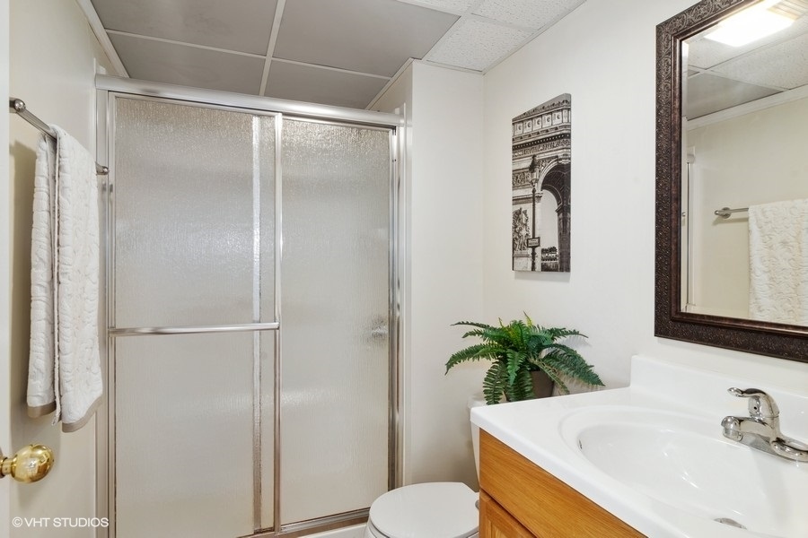 3090 Whitney Road Aurora, IL 60502 - Photo 23 of 24 a bathroom with a sink and a mirror
