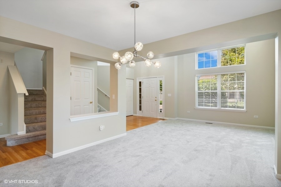 3090 Whitney Road Aurora, IL 60502 - Photo 5 of 24 a bathroom with a bathtub and a shower