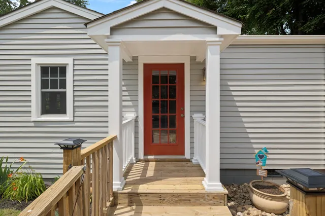 a chairs and a table in a backyard