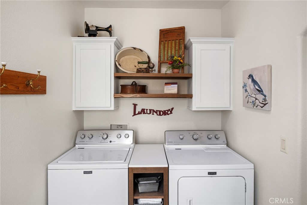 21621 Sandia Road, Unit 128 Apple Valley, CA 92308 - Photo 26 of 41 a utility room with dryer and washer