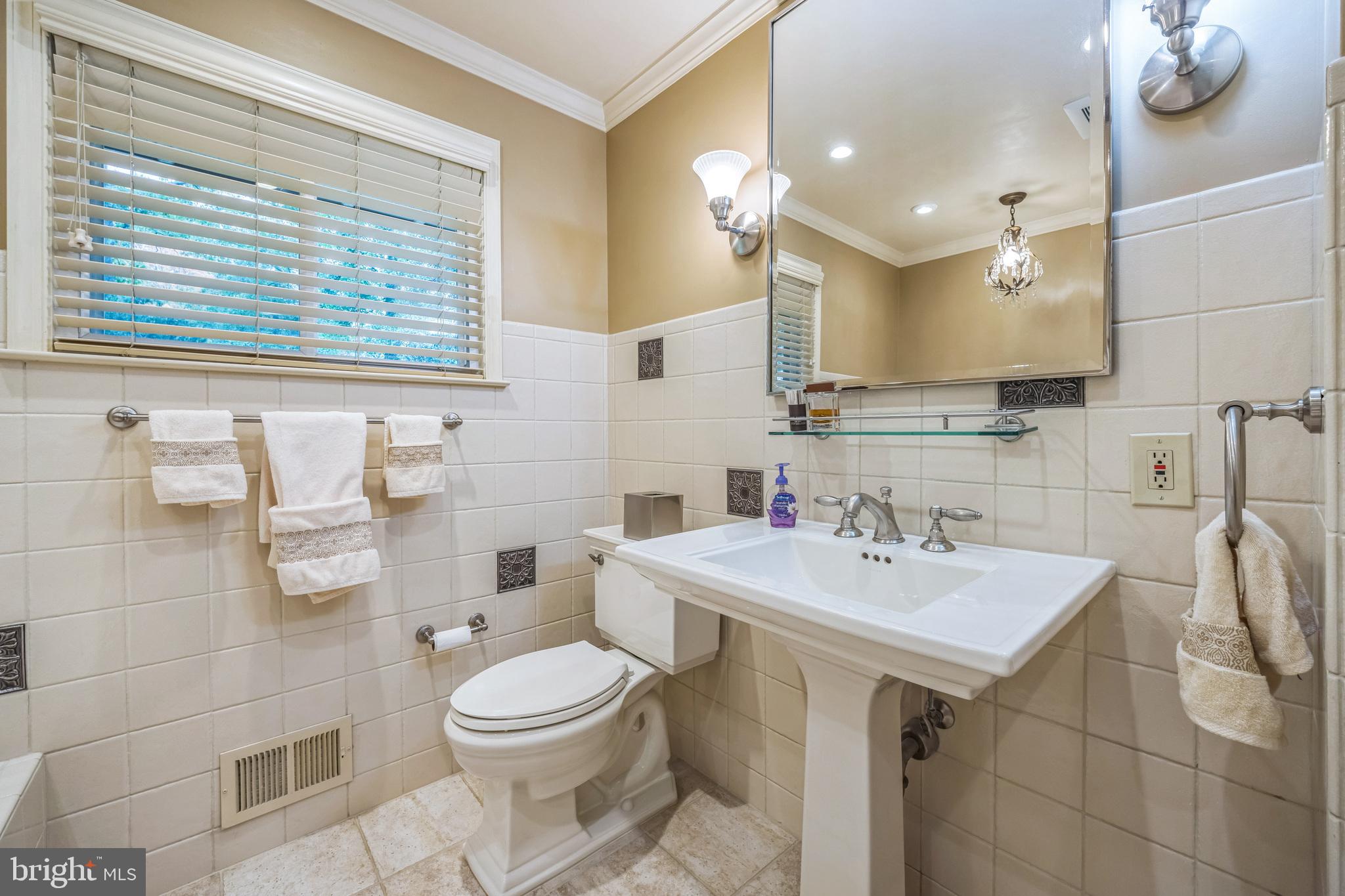 840 Hopkins Road Audubon, NJ 08106 - Photo 29 of 48 1st Floor Secondary Bath View 2