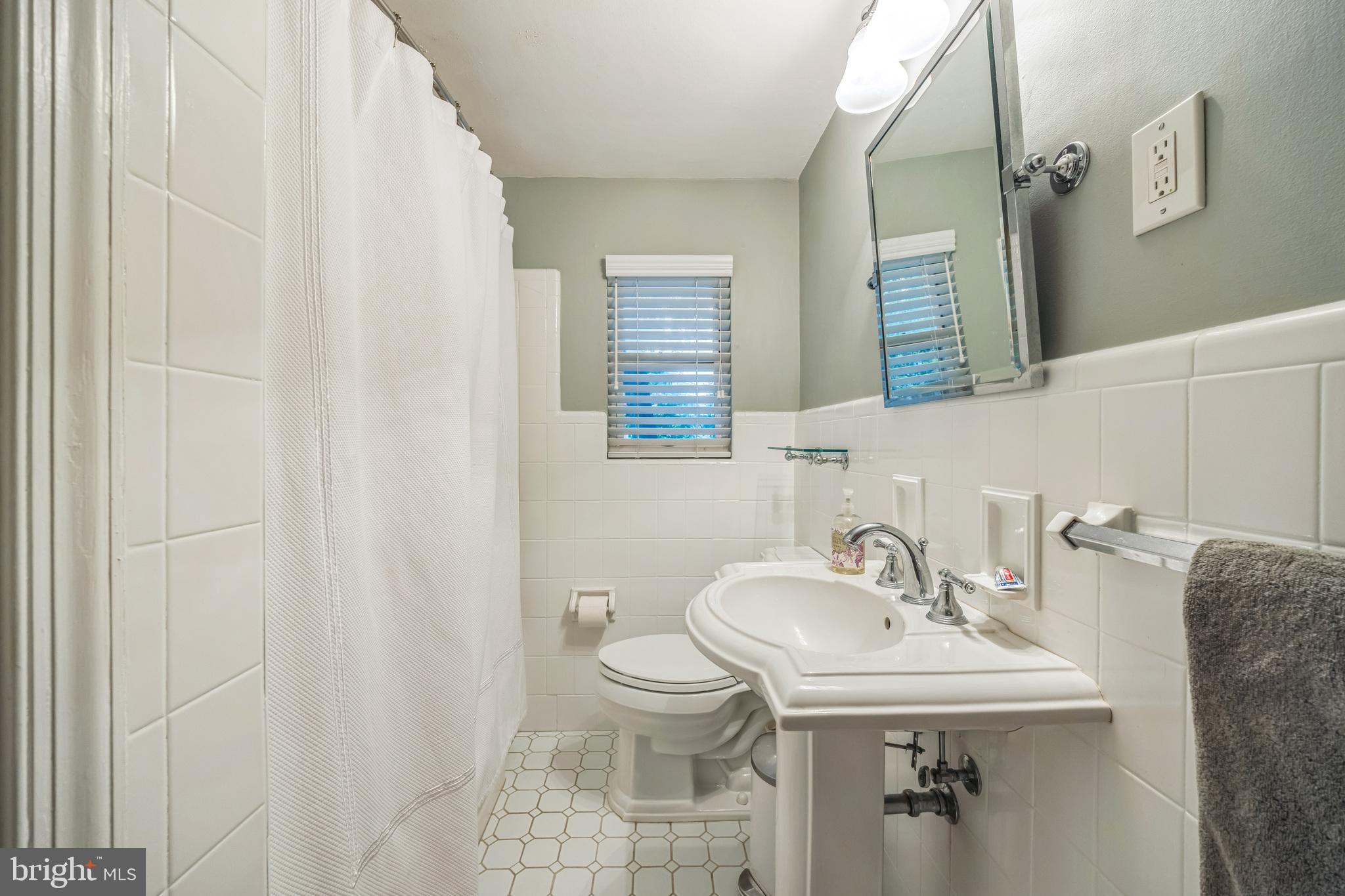 840 Hopkins Road Audubon, NJ 08106 - Photo 38 of 48 2nd Floor Full Bathroom