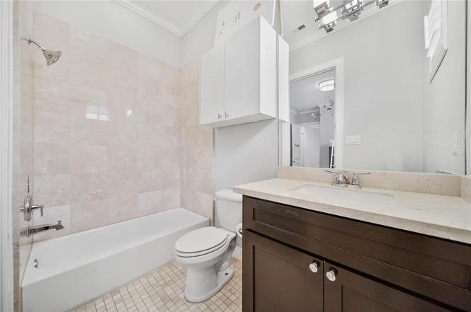 602 Knox Street Houston, TX 77007 - Photo 21 of 26 Secondary Bathroom on 3rd Floor