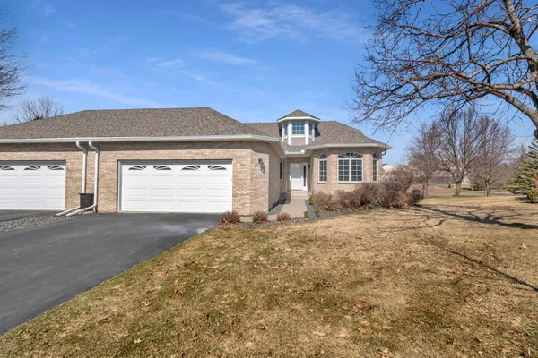 $550,000 | 10408 Eagle Pointe Trail, Woodbury, MN 55129