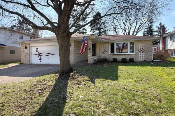 $524,900 | 914 Robert Drive, Mount Prospect, IL 60056