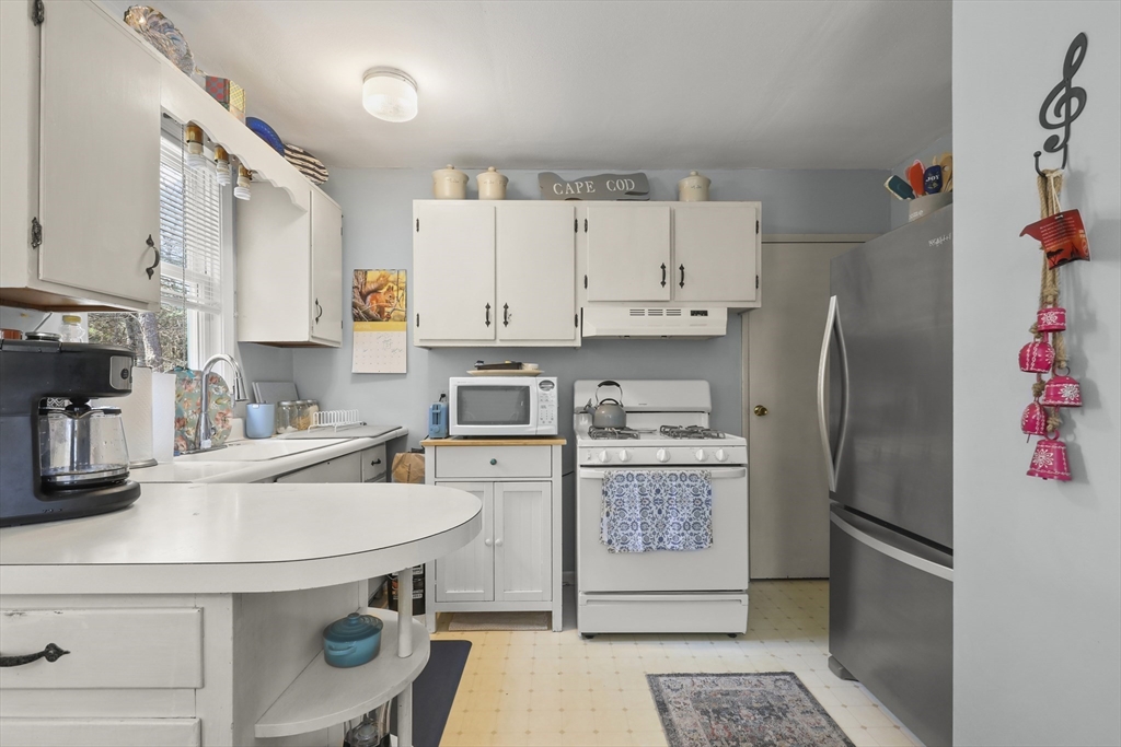 47 Cliff Road Bourne, MA 02532 - Photo 10 of 32