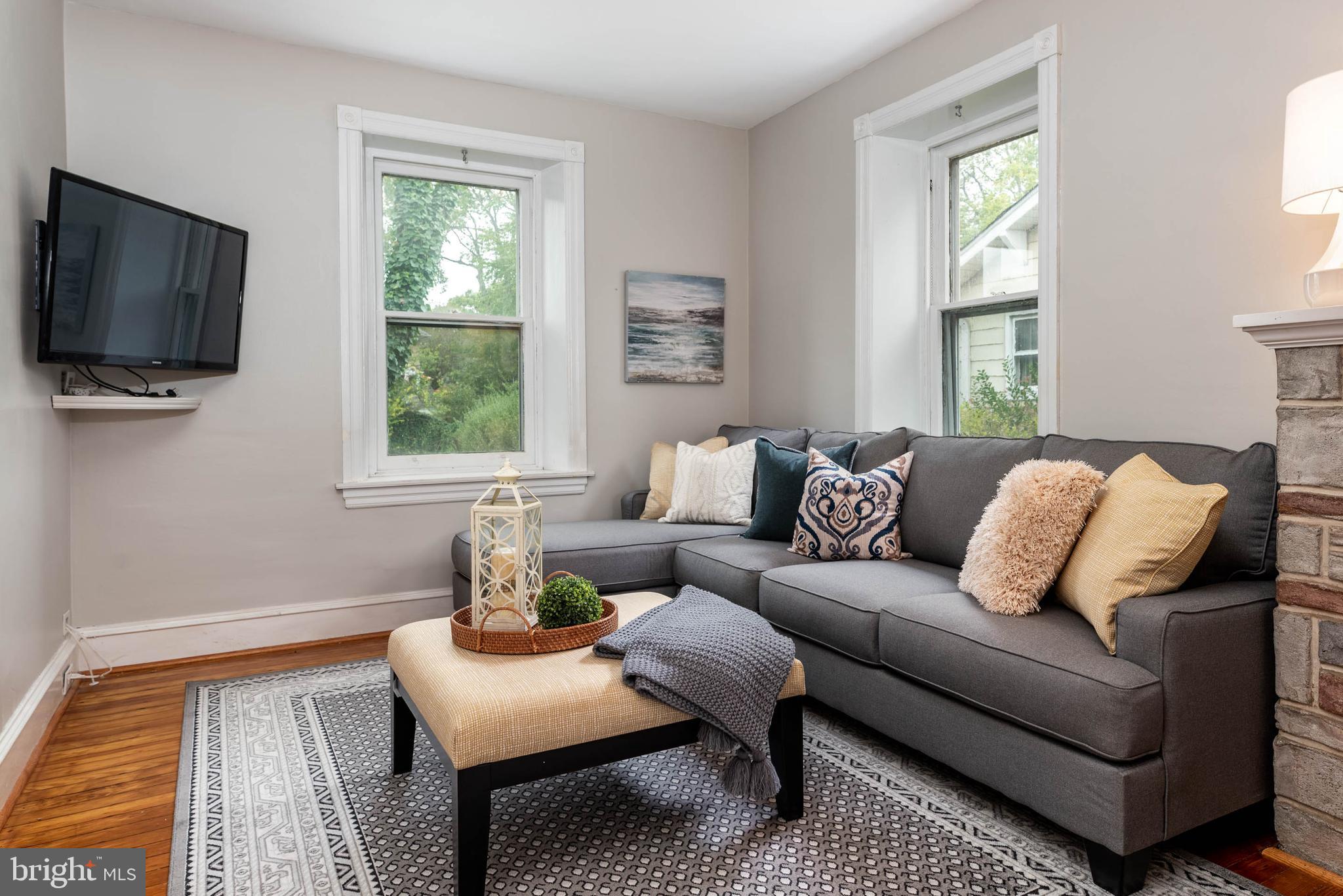 231 Sylvan Avenue Rutledge, PA 19070 - Photo 7 of 34 Lovely, large Living Room.