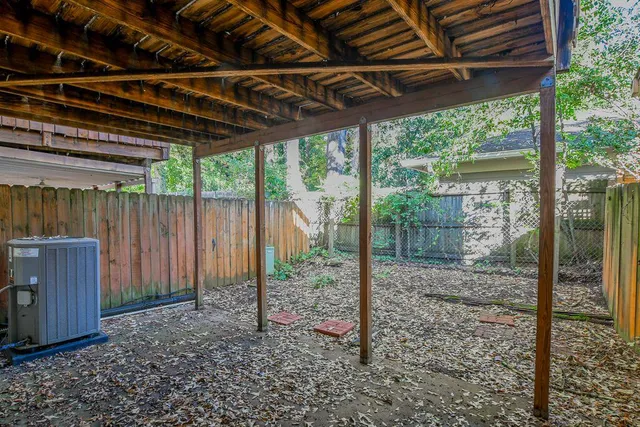 a view of a backyard