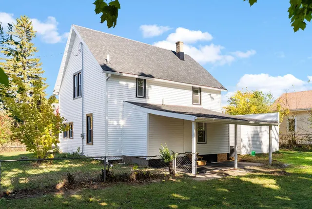 $209,900 | 1424 St Lawrence Avenue, Beloit, WI 53511