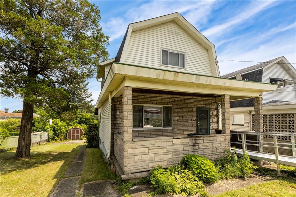 a view of a house with a yard