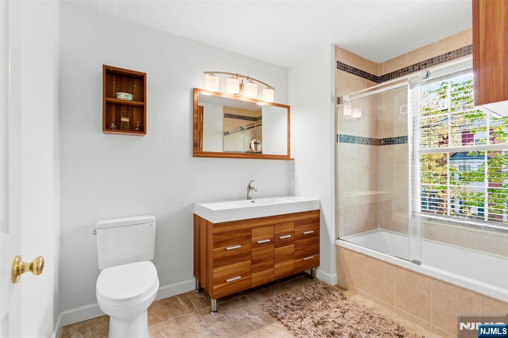 2063 Drake Court Mahwah, NJ 07430 - Photo 17 of 25 a bathroom with a toilet a sink and bathtub