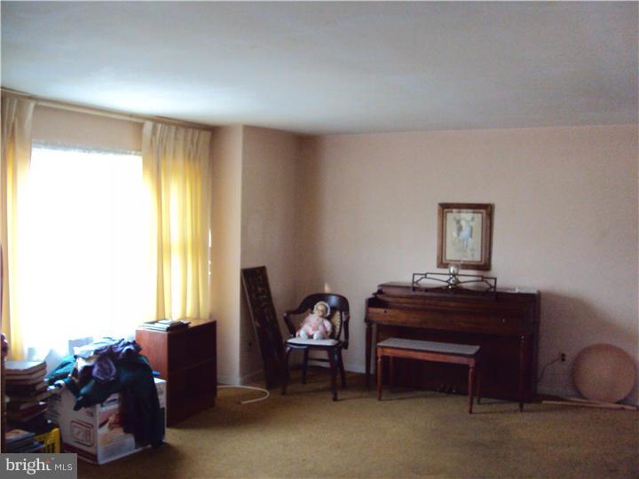 102 Dubois Road Glassboro, NJ 08028 - Photo 2 of 19 Living Room