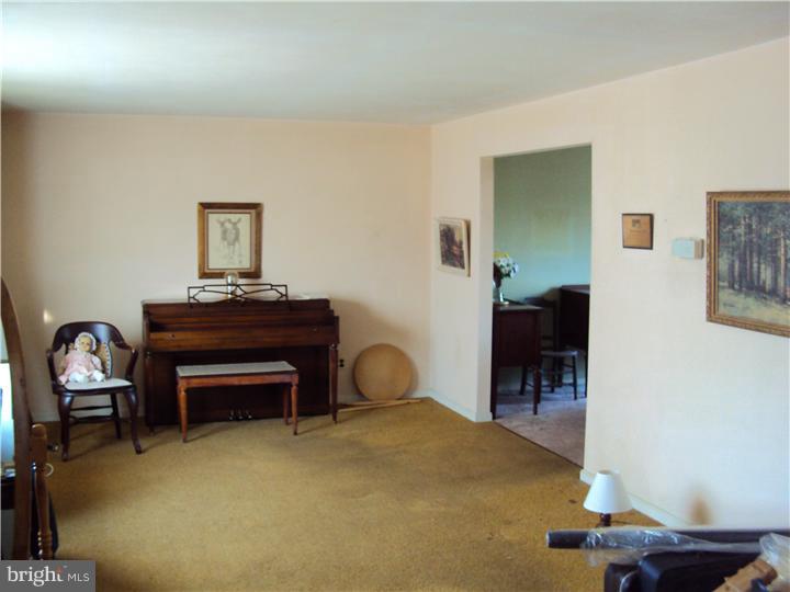 102 Dubois Road Glassboro, NJ 08028 - Photo 3 of 19 Living Room
