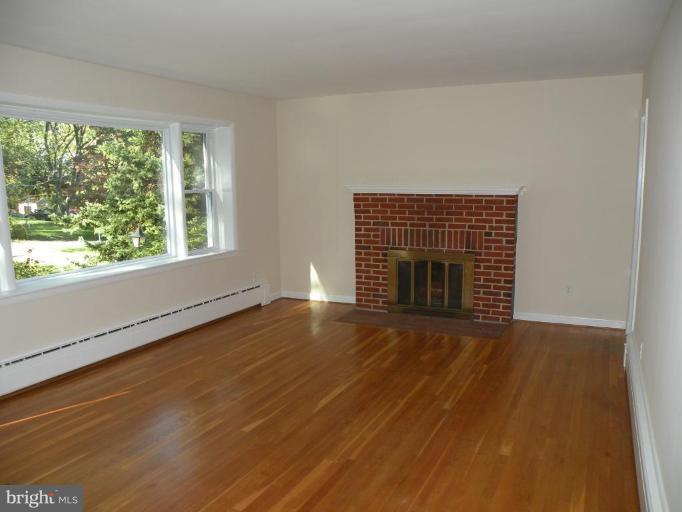 2720 Duvall Road Burtonsville, MD 20866 - Photo 9 of 28 Living Room
