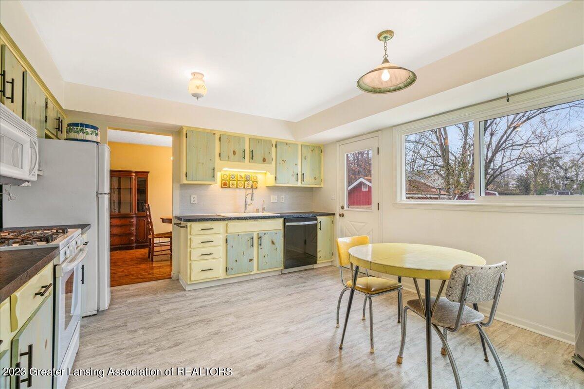 2921 Clinton Road Lansing, MI 48906 - Photo 15 of 50 27-Media Jett-27