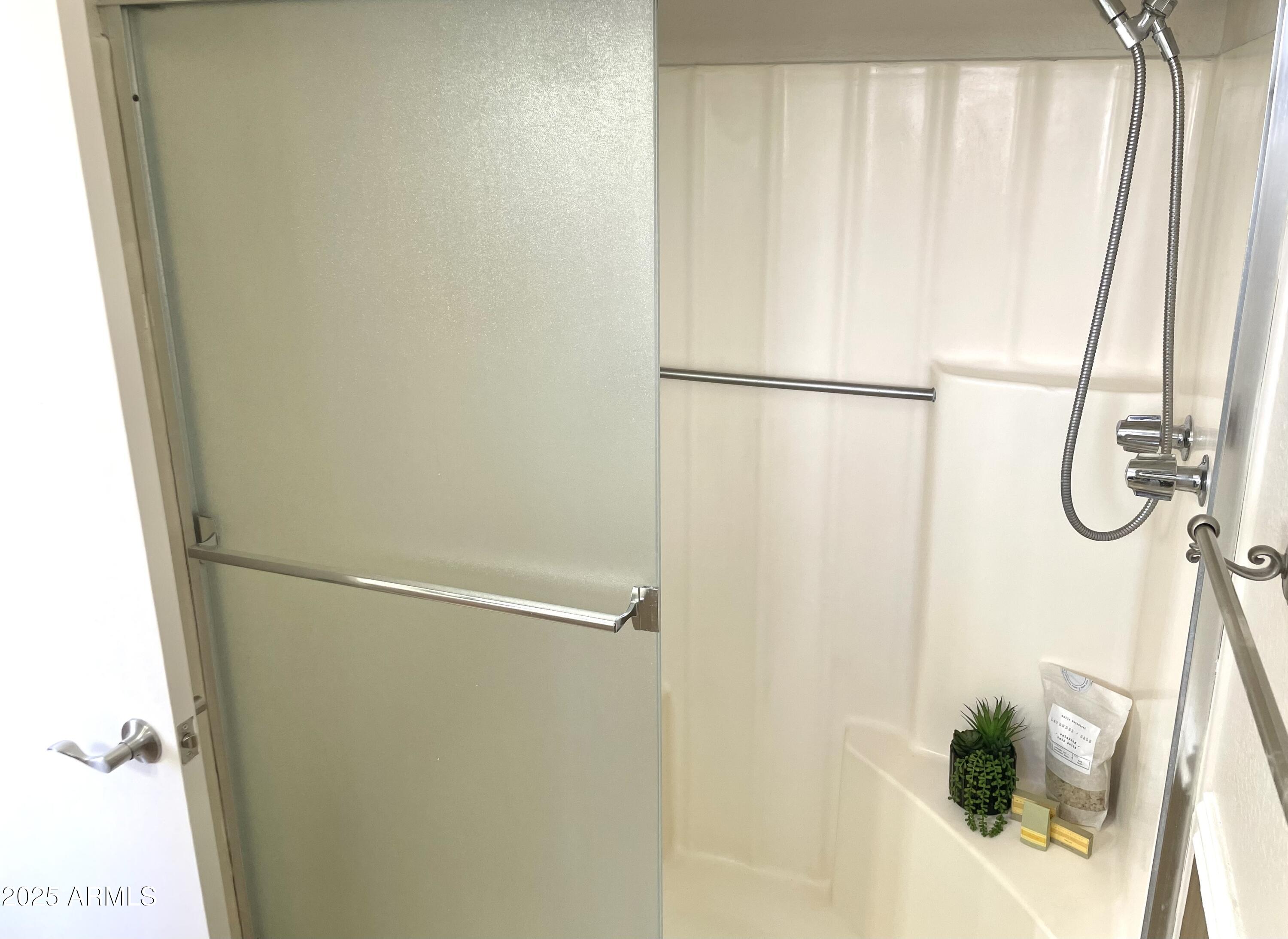 4038 West Windrose Drive Phoenix, AZ 85029 - Photo 33 of 43 a bathroom with a shower