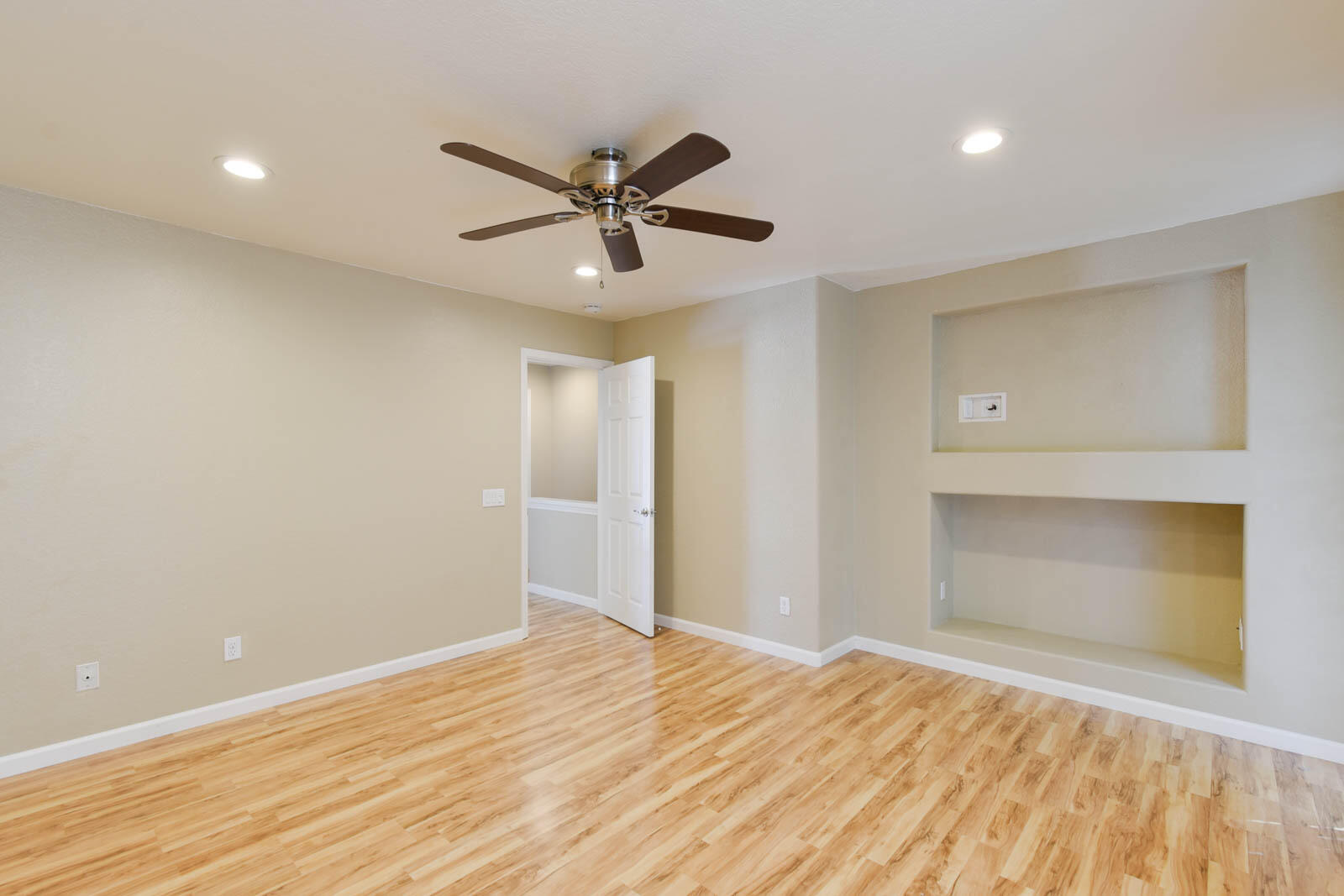 278 South Seneca Circle, Unit 47 Anaheim, CA 92805 - Photo 18 of 29 a view of empty room with wooden floor and fan