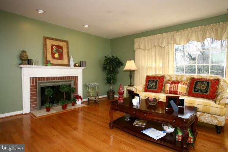 2422 Stanwick Road Phoenix, MD 21131 - Photo 2 of 23 Living Room