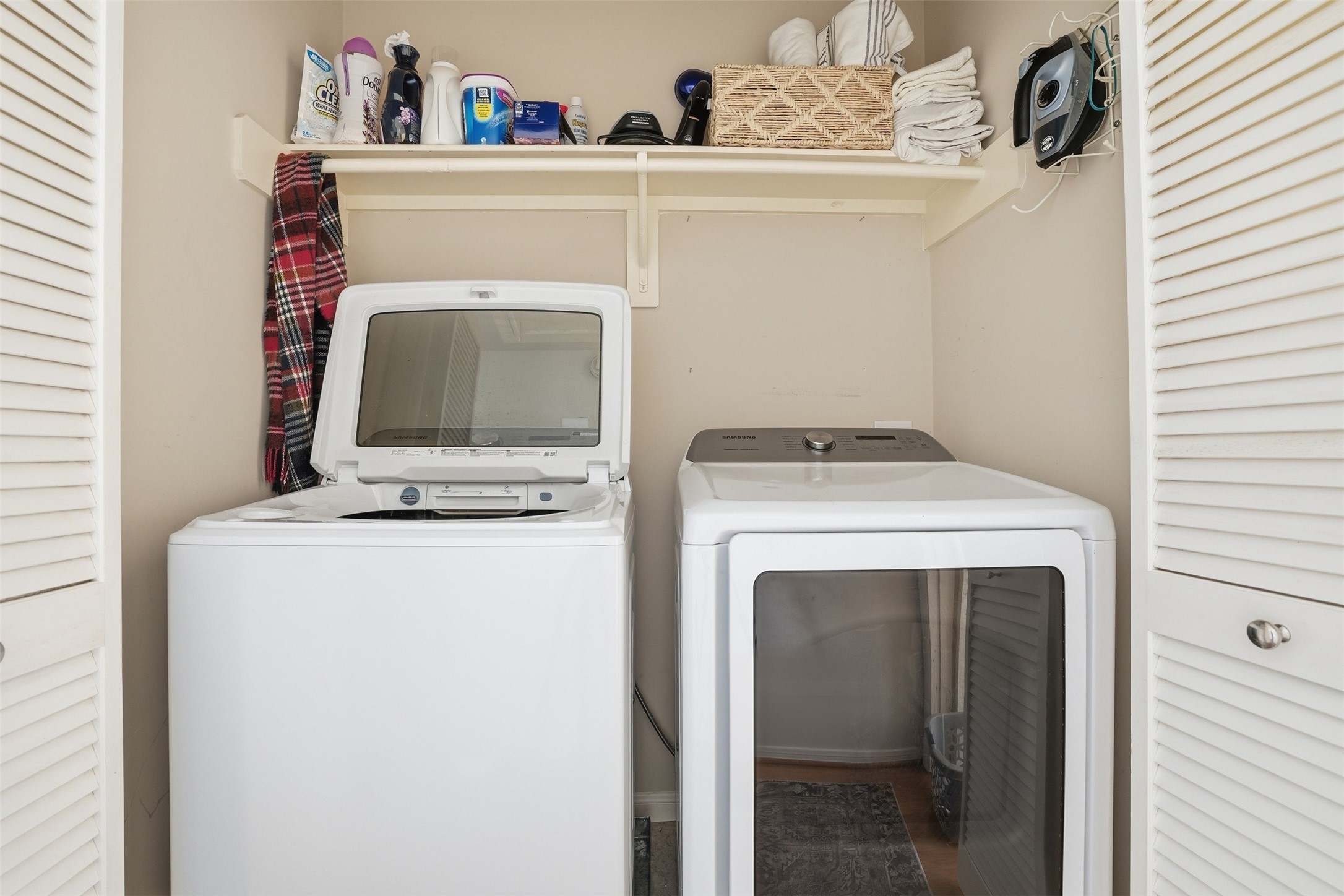1250 West 18th Street Houston, TX 77008 - Photo 20 of 22 a utility room with dryer and washer