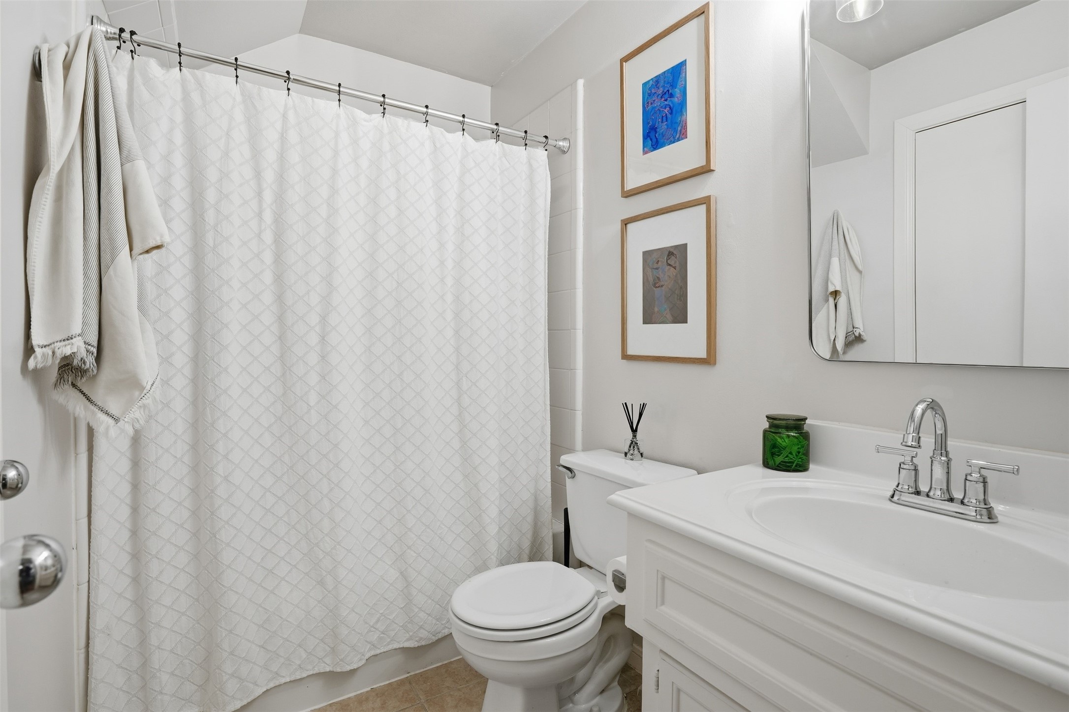 1250 West 18th Street Houston, TX 77008 - Photo 7 of 22 a bathroom with a sink and a toilet