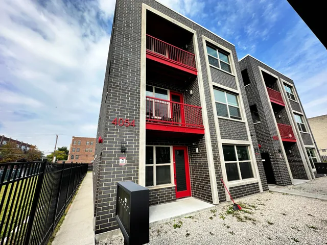 $2,200 | 4054 South Indiana Avenue, Unit 2R, Chicago, IL 60653