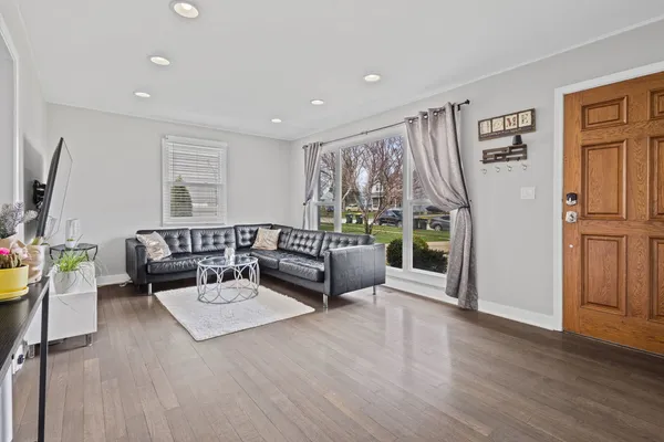 $375,000 | 3503 Bobolink Lane, Rolling Meadows, IL 60008